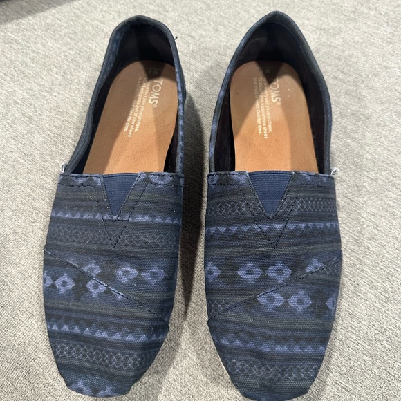 TOMS Men's Navy Patterned Loafers - Picture 2 of 4